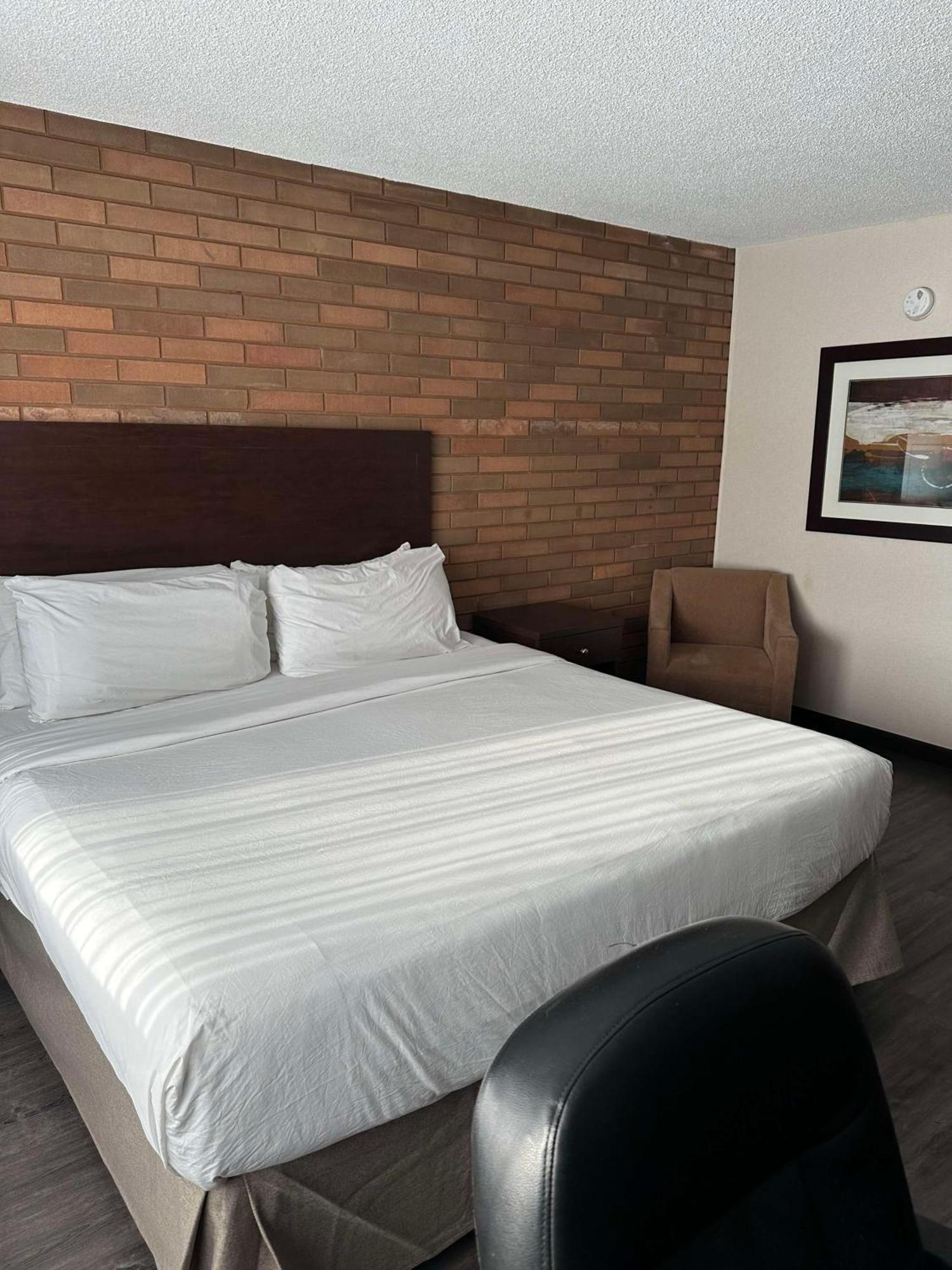 Hotel Western Cedar Park Edmonton